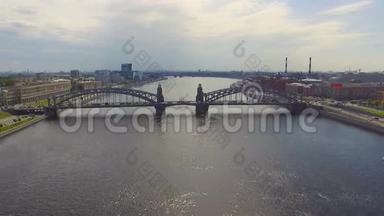 俄罗斯圣彼德堡内瓦河布尔什霍金斯基大桥的鸟瞰图